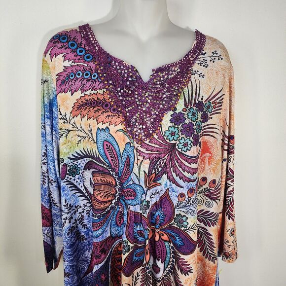 Simply Emma Womens Top Size 1X Beaded Shark Hem 3/4 Sleeve Floral Print Split V - Picture 3 of 14